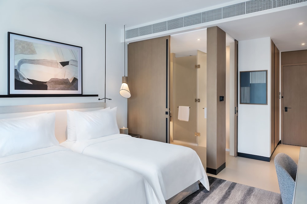 DELUXE, TWIN BEDS, CITY VIEW
