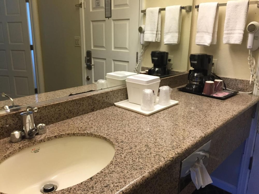 The Miramar Inn and Suites 14/50