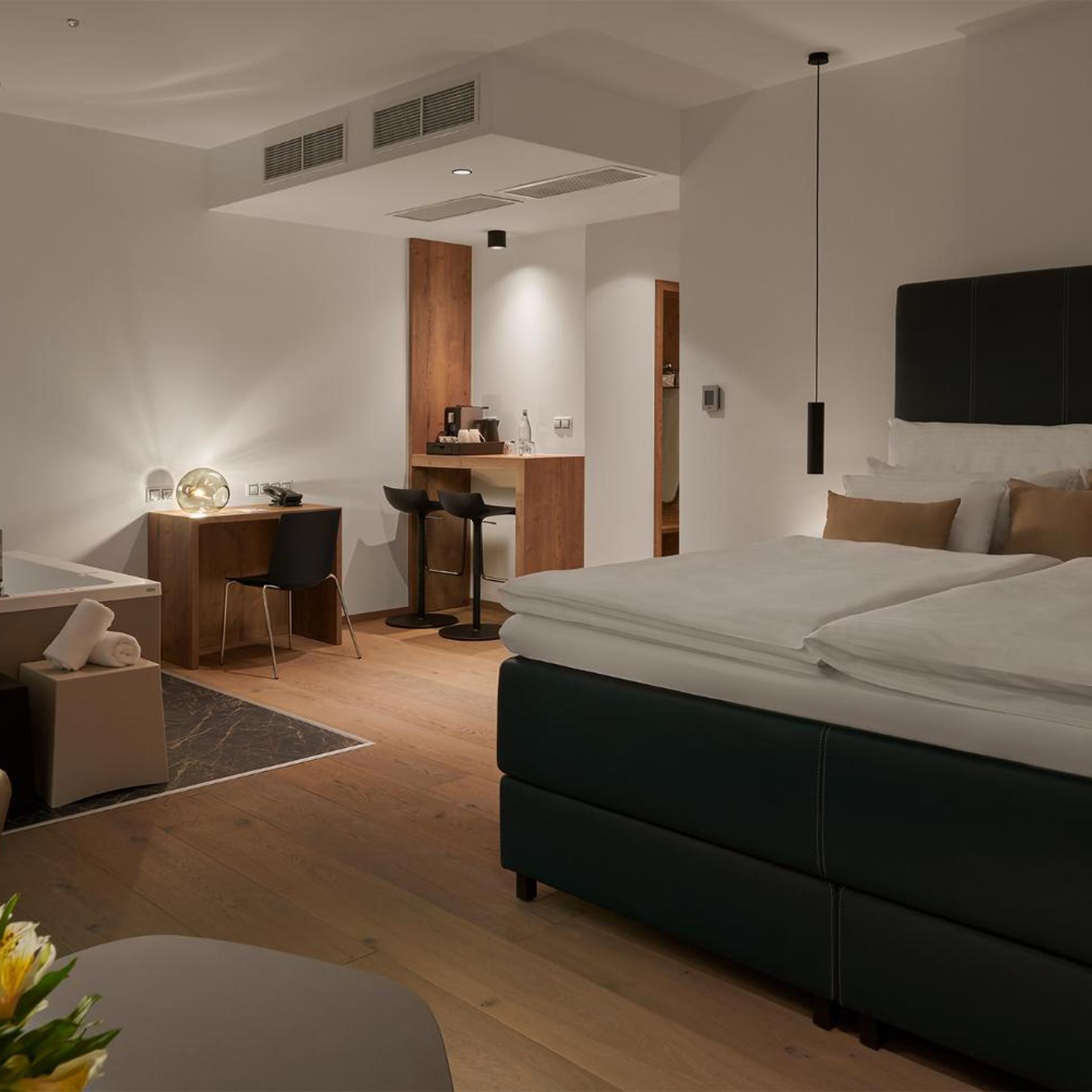 Suite, Hot Tub