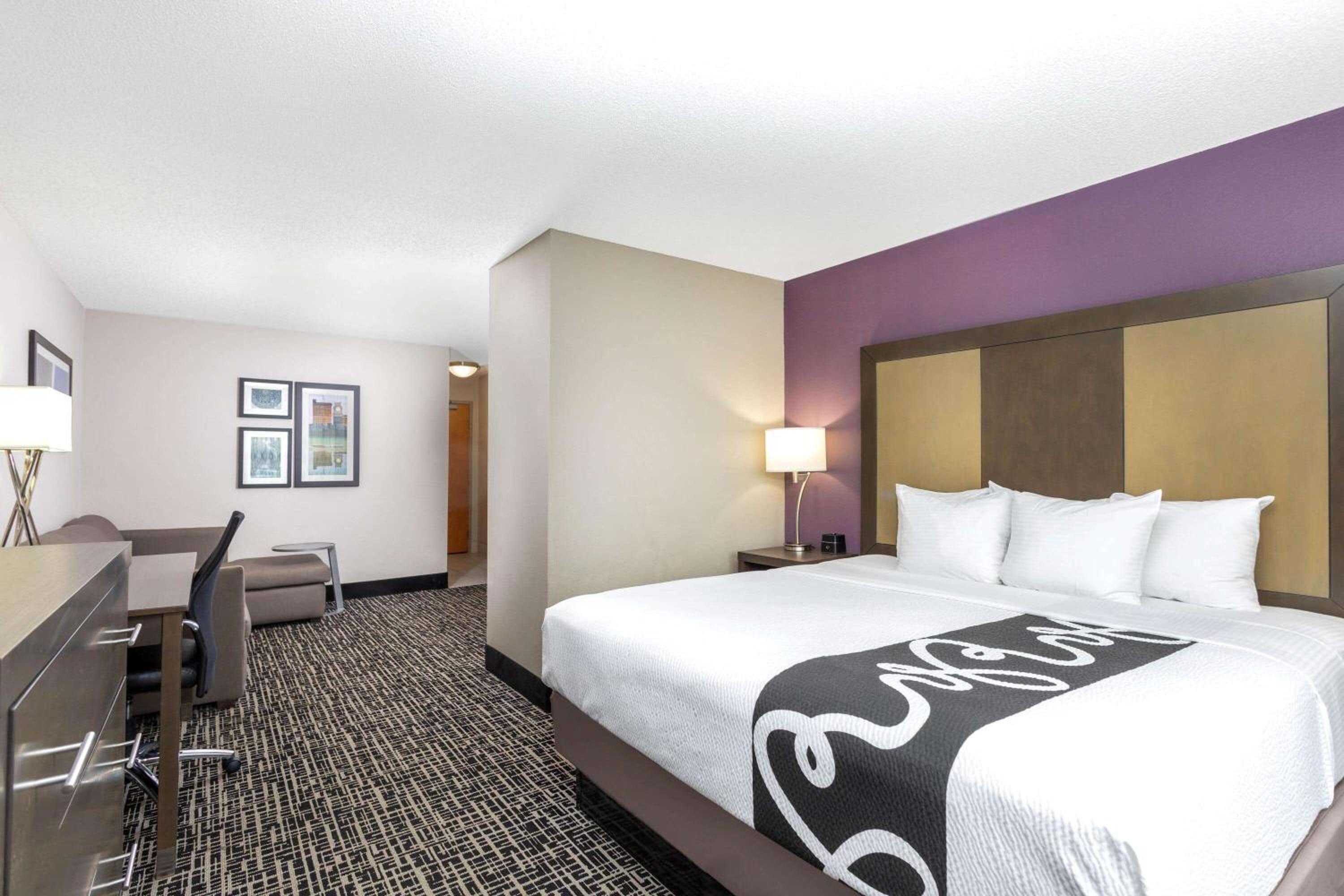 غرفة ديلوكس بسرير كينج بحوض استحمام لذوي الإعاقة، La Quinta Inn & Suites by Wyndham Hopkinsville 8/10
