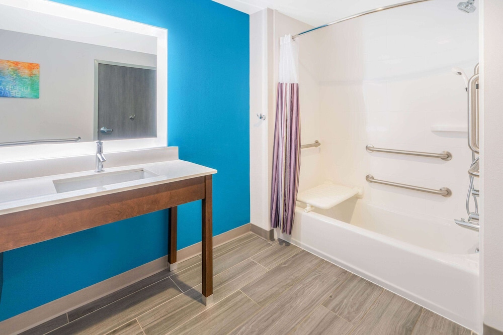 La Quinta Inn & Suites by Wyndham Oklahoma City Airport 19/50