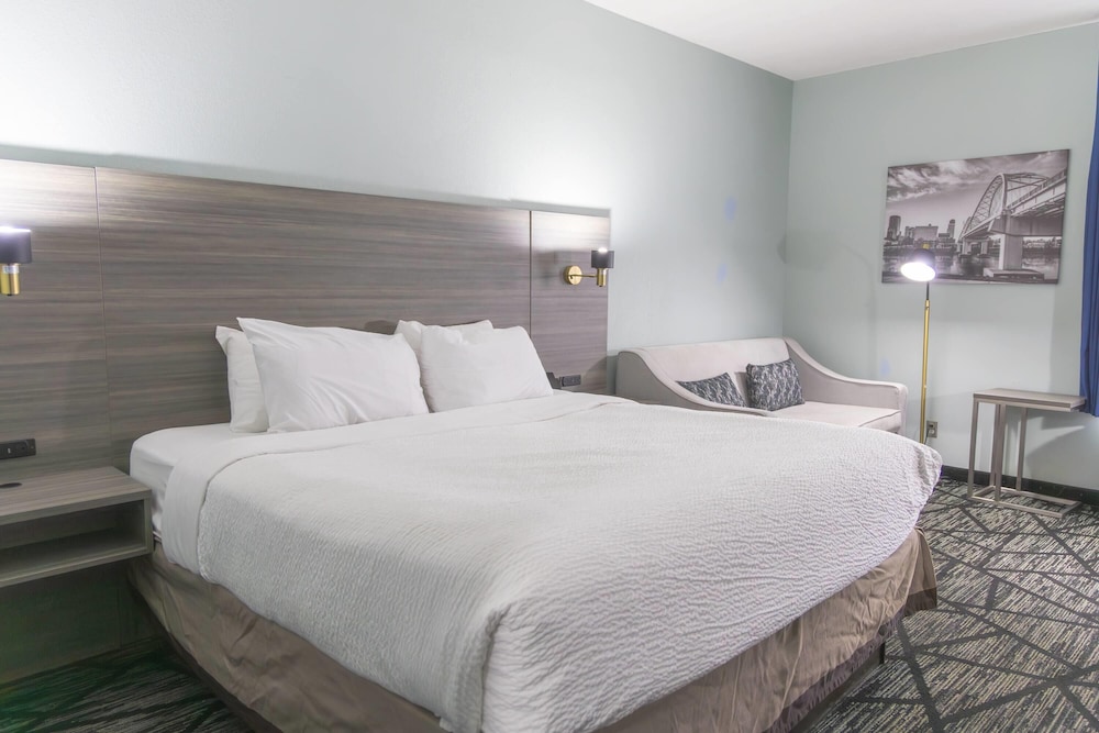 Room, King Bed, Wingate by Wyndham North Little Rock 3/8