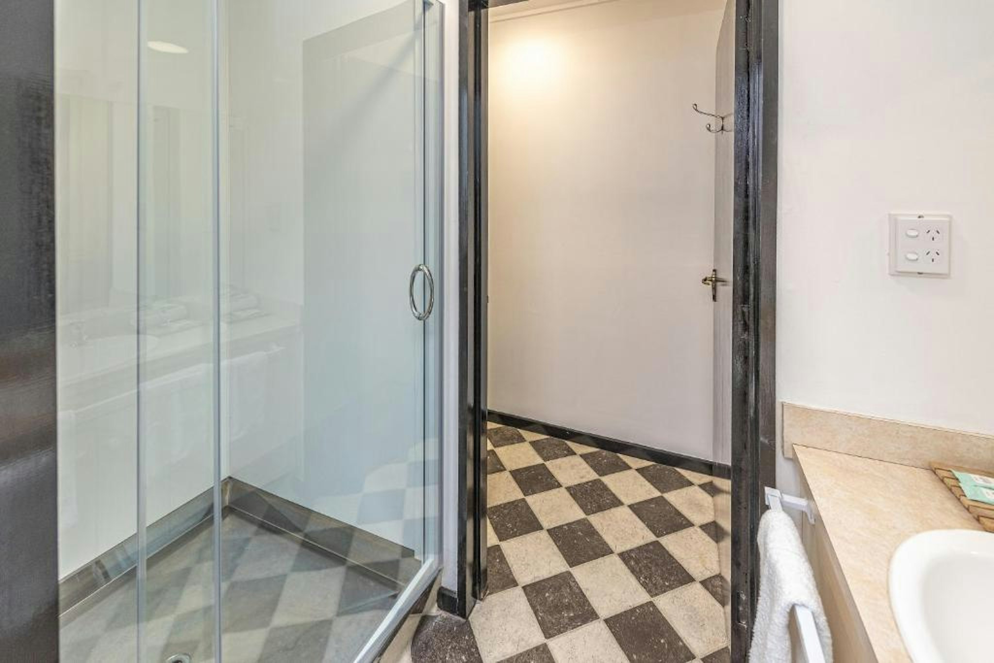 BURWOOD MANOR MOTEL 46/50