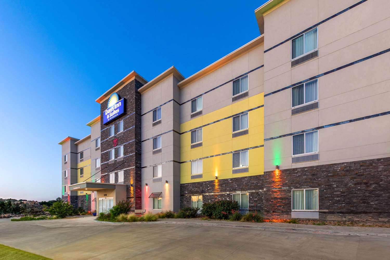 Days Inn & Suites by Wyndham Lubbock Medical Center 48/54