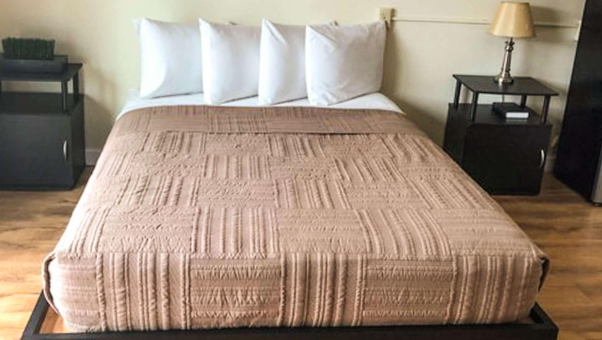 Room, Queen Bed, Kitchen
