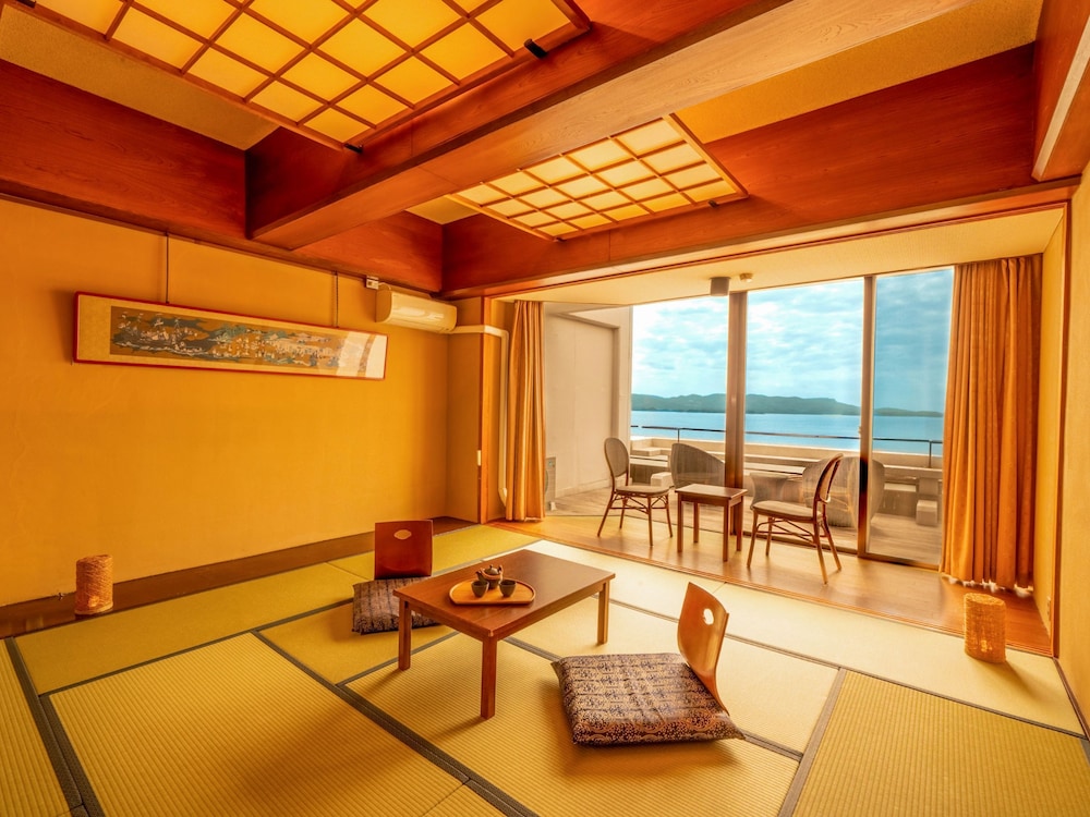 غرفة يابانية قياسية بفرشتي فوتون بحوض استحمام، Hirado Senrigahama Onsen Hotel Ranpu 3/4