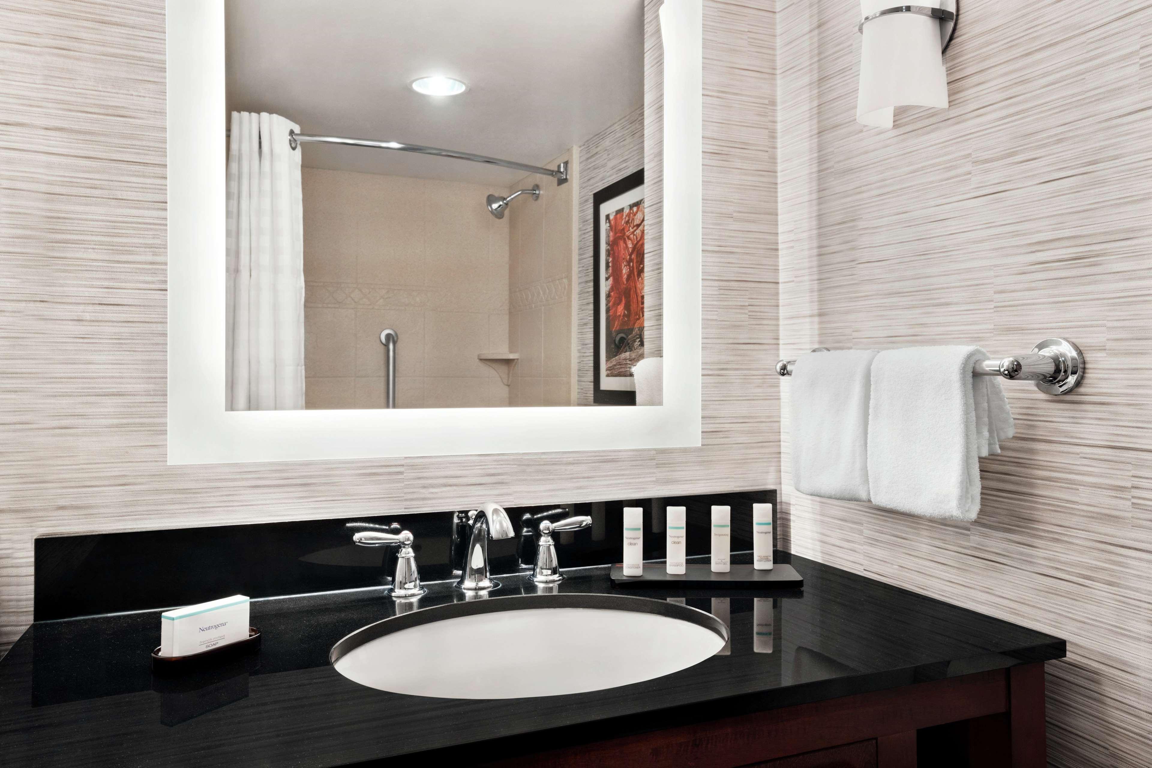 2 ROOMS, SUITE, KING BED, LIVING AREA, CORNER