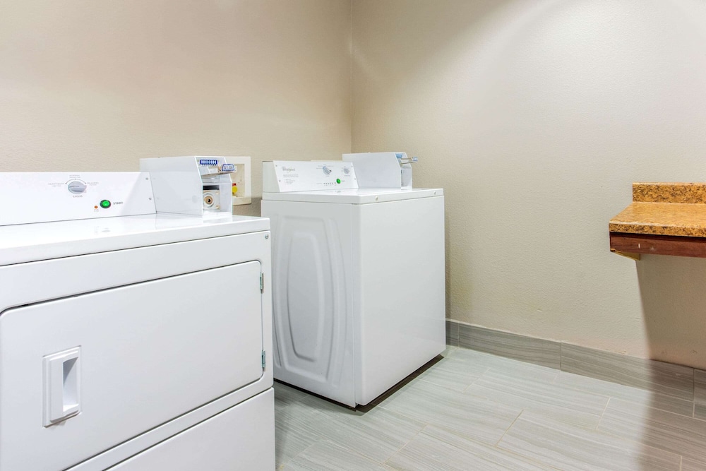 La Quinta Inn Suites Hillsboro 7/46