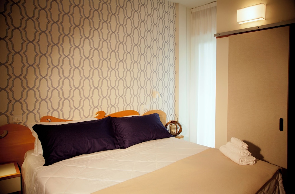 SUPERIOR, DOUBLE OR TWIN BED