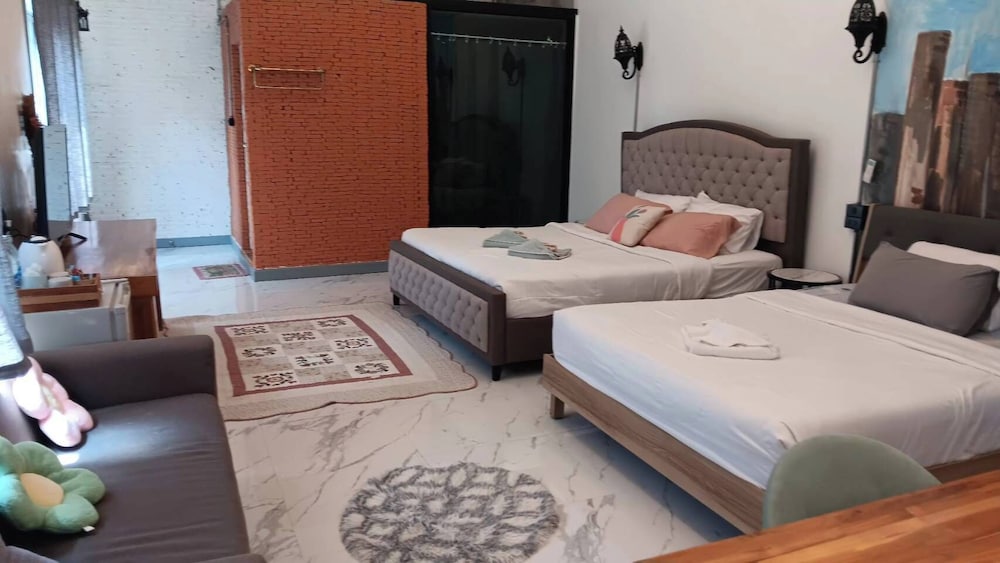 FAMILY, MULTIPLE BEDS