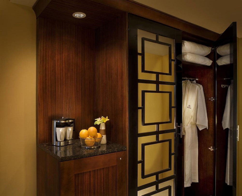 Hilton Anatole 46/90