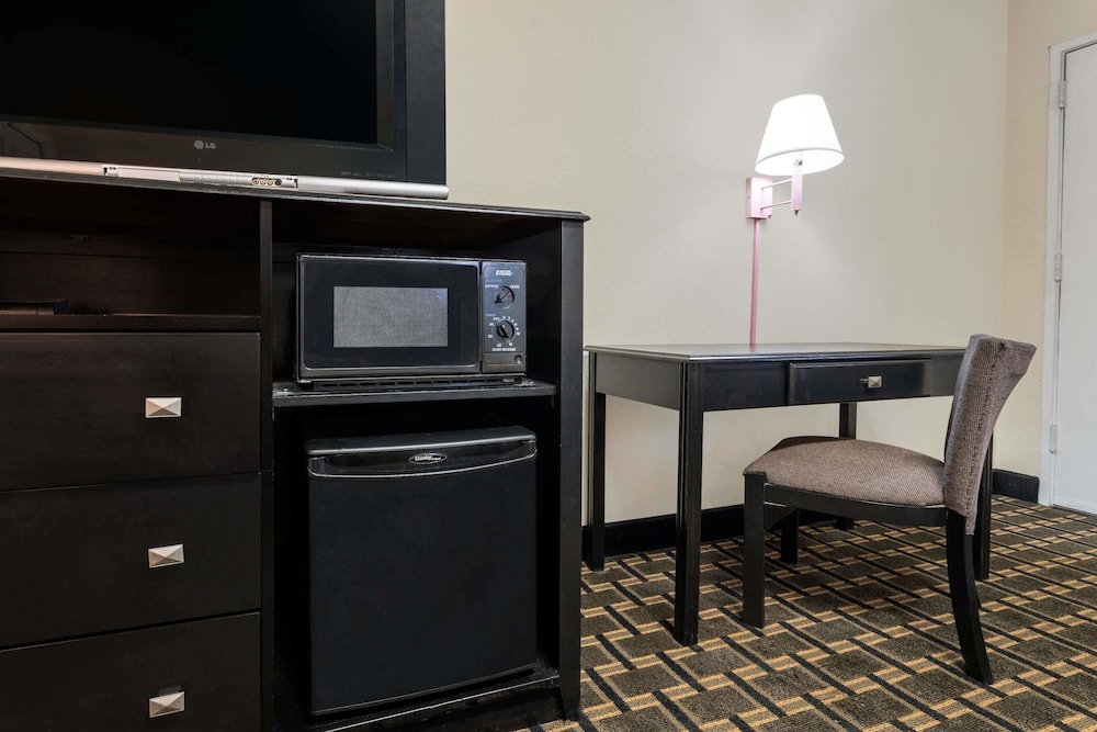 Super 8 by Wyndham Decatur/Lithonia/Atl Area 18/21
