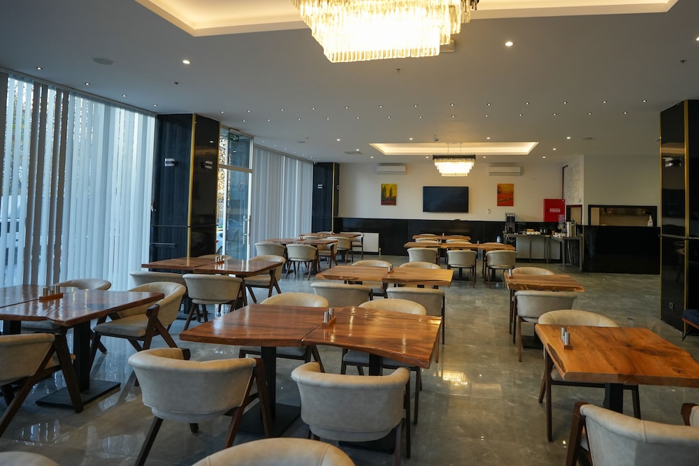 NEW MY WORLD HOTEL 40/50