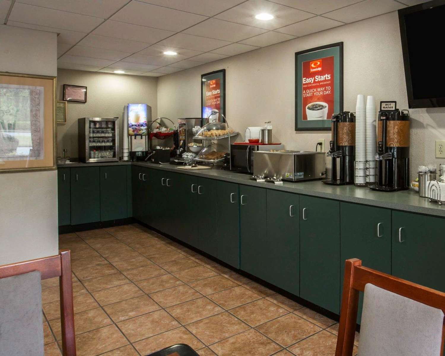 Econo Lodge Inn & Suites at Fort Moore 23/31