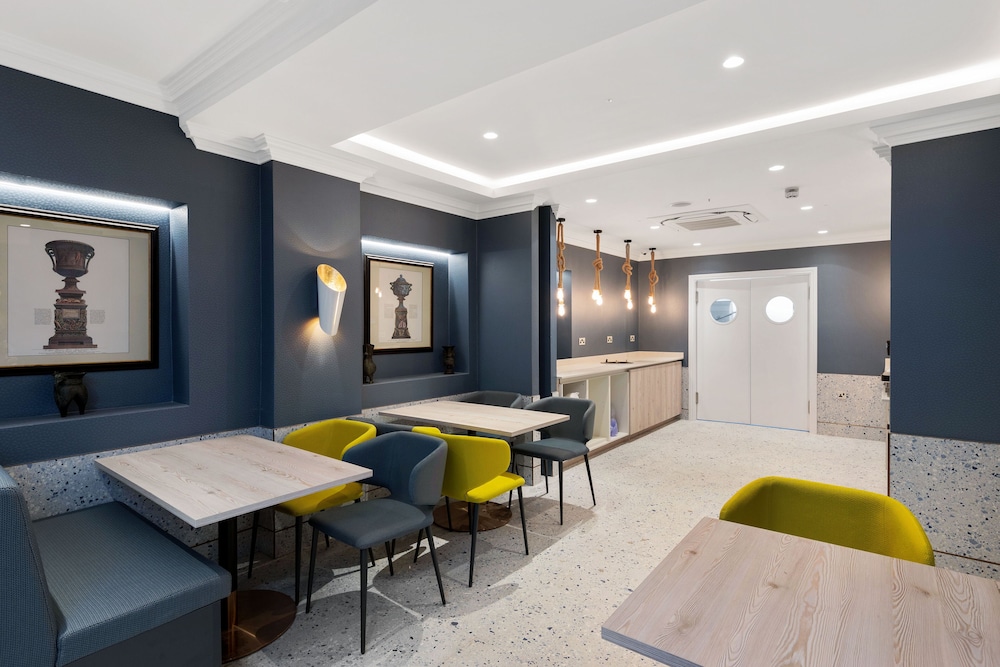 Commodore Hotel London 44/55