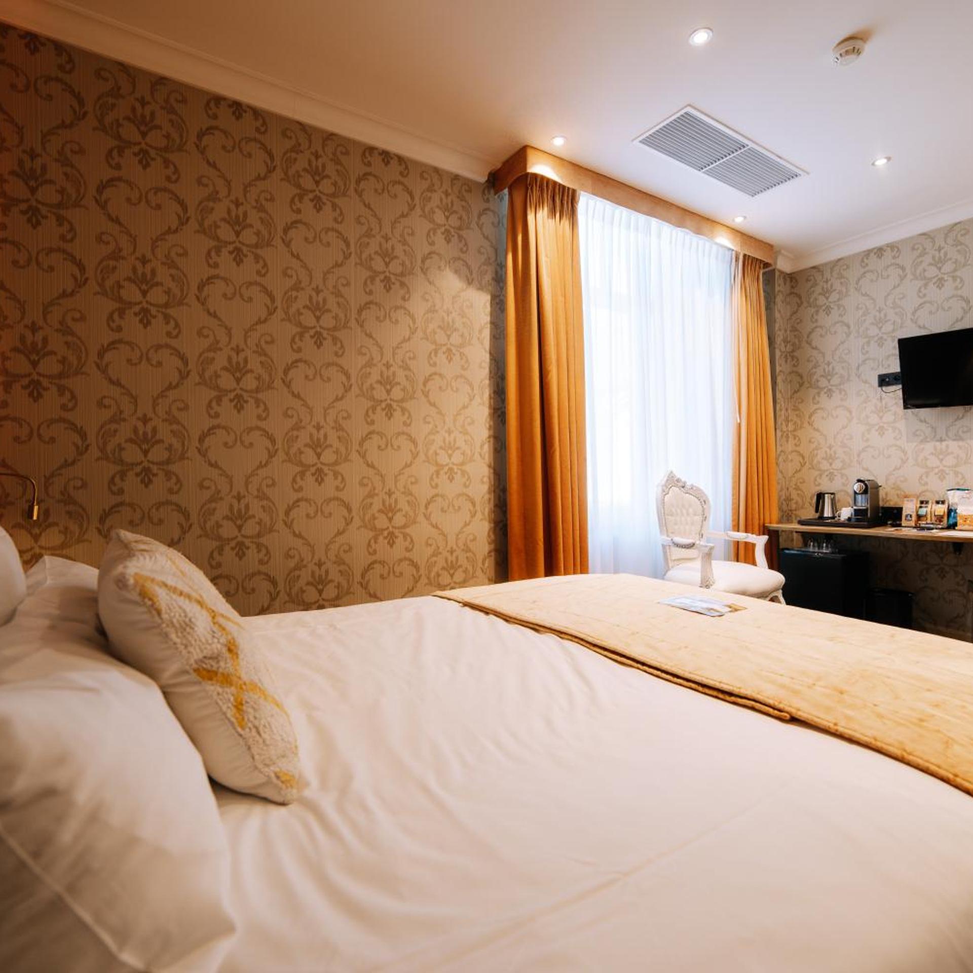Club, Double Bed