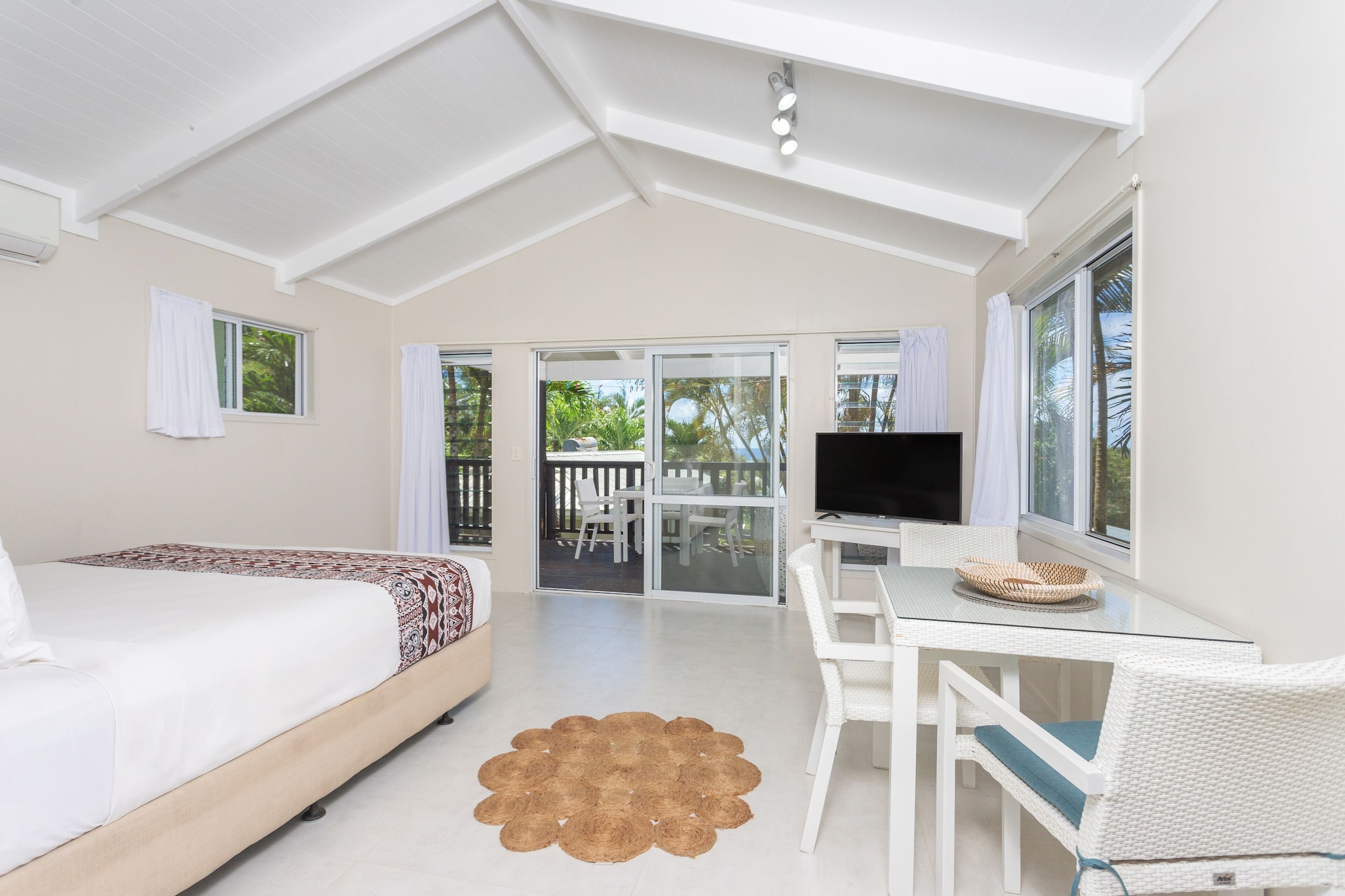 BUNGALOW, PARTIAL LAGOON VIEW