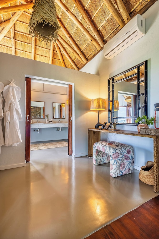 Buffalo Ridge Safari Lodge 4/50