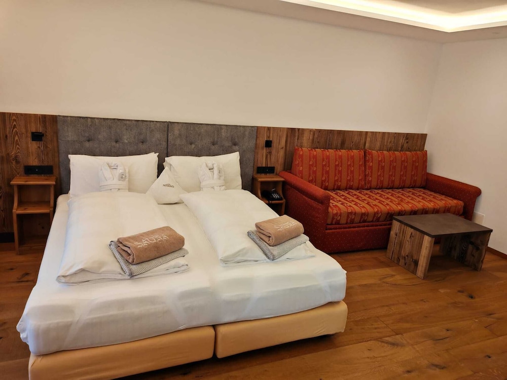 STANDARD, QUEEN BED