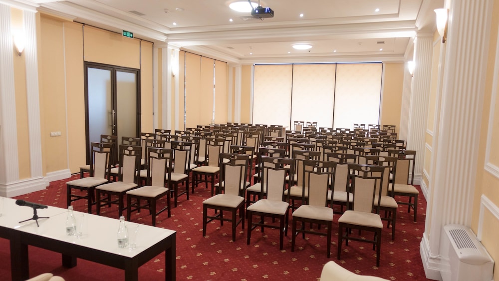 Regency Hotel 44/49