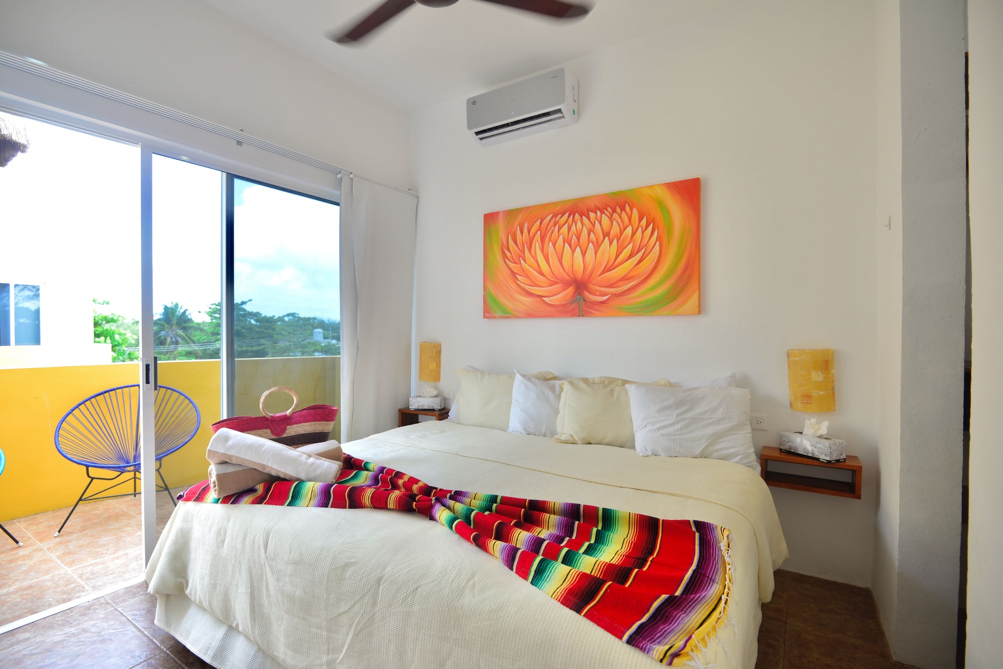 غرفة بسرير كينج بغرفة نوم واحدة مع أريكة، Kaam Accommodations 3/7