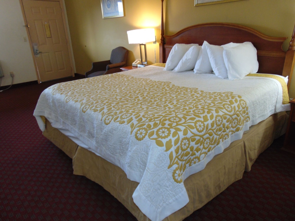 Days Inn by Wyndham Huntington 12/30