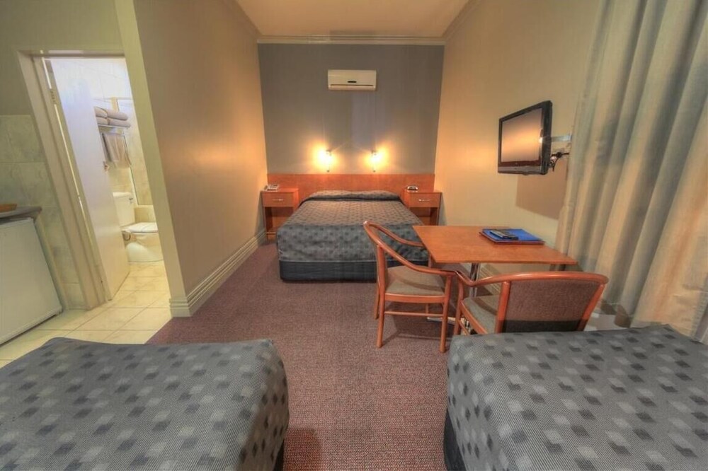 SILVER HAVEN MOTOR INN 9/41