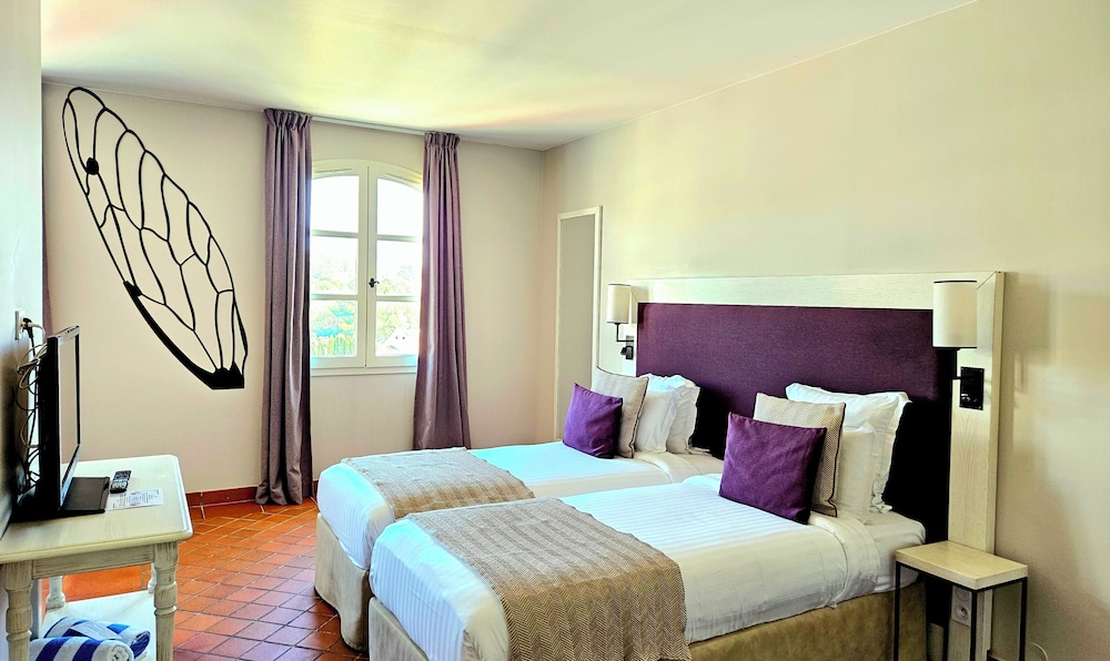 غرفة كلاسيكية بسرير كوين، Le Fregate Provence 5/7