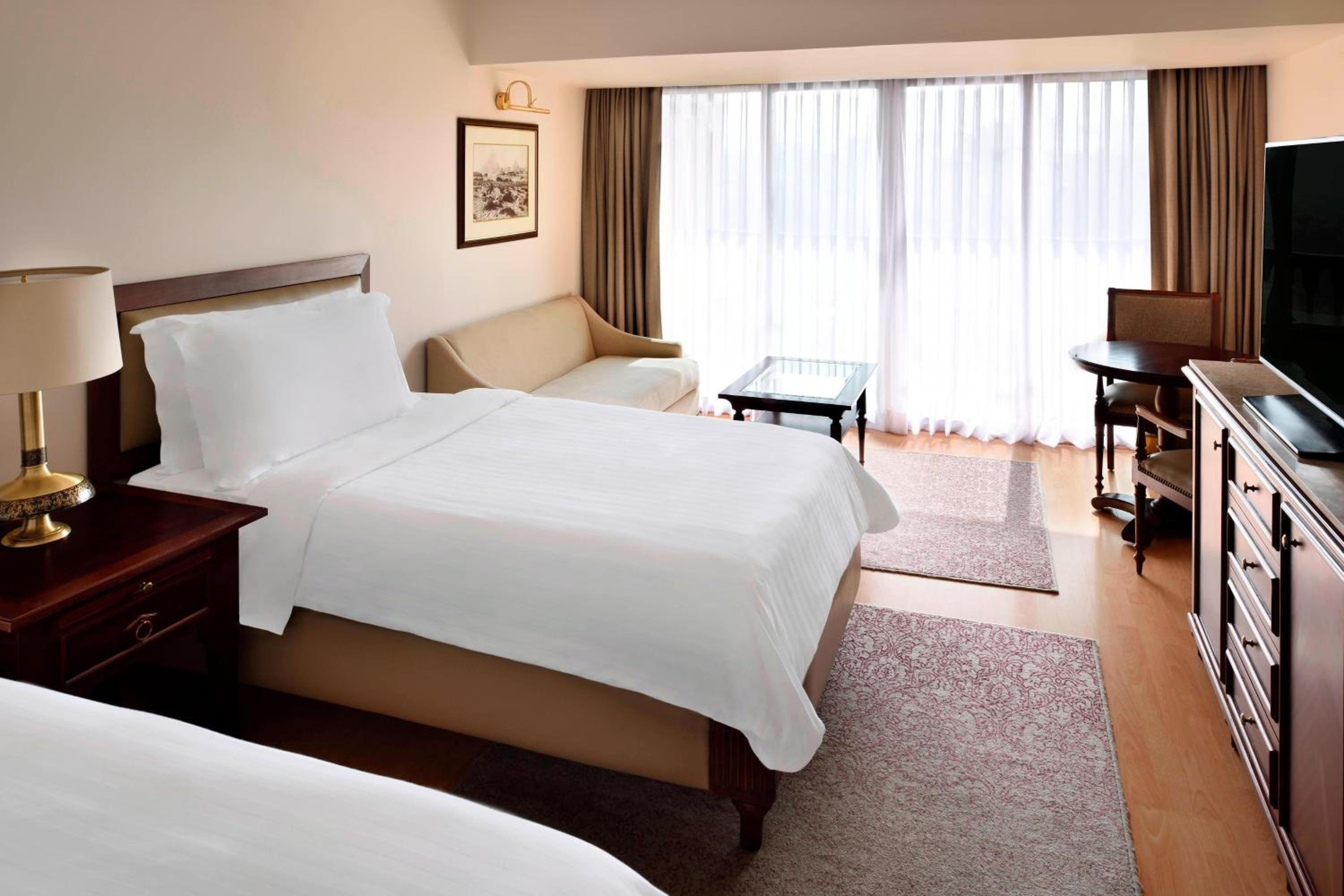 Guest Room, Executive, Twin Beds, Partial Pyramids View, Executive Lounge Access