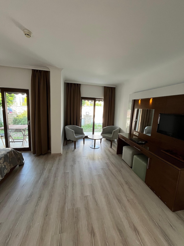 Small Bea Ch Hotel 15/32
