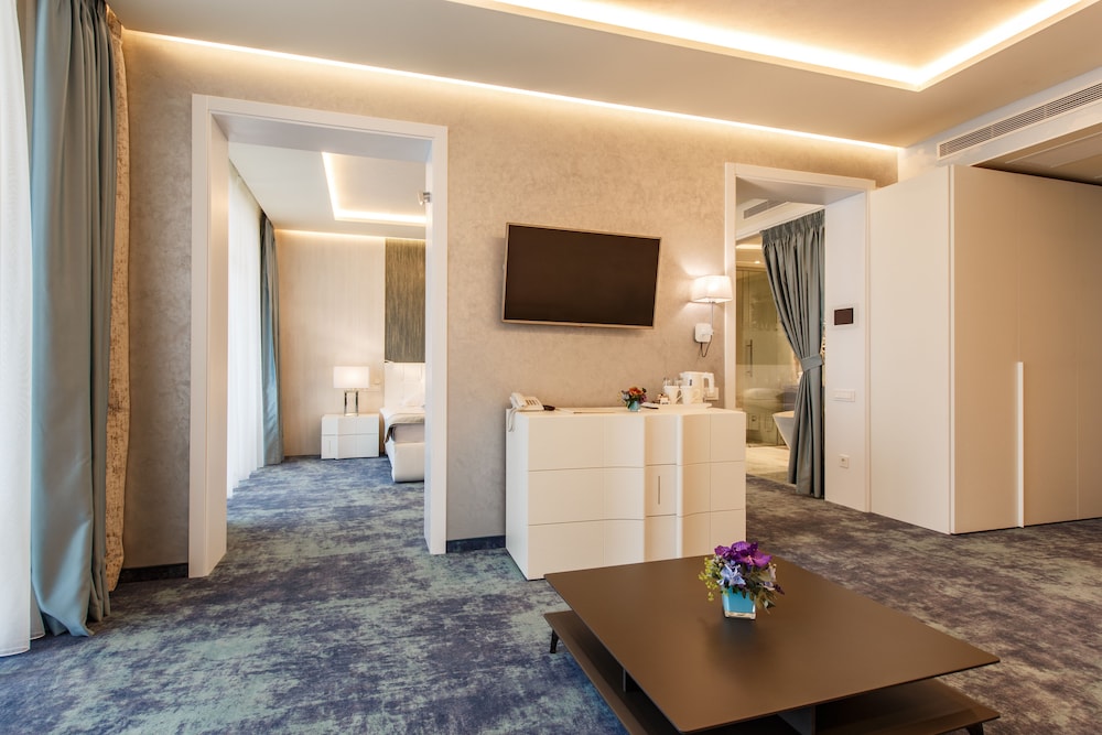 Hotel Opera Mamaia 54/70