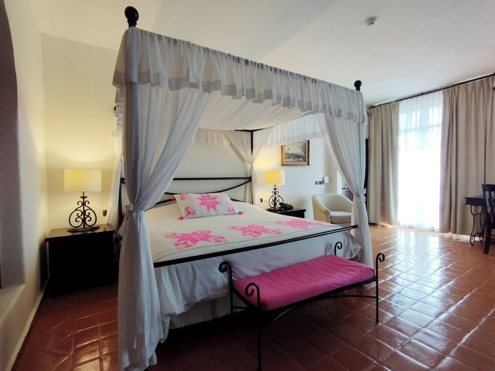DELUXE, KING BED