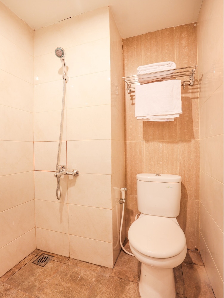 OYO Flagship 755 Appartel Grand Dhika City 37/39