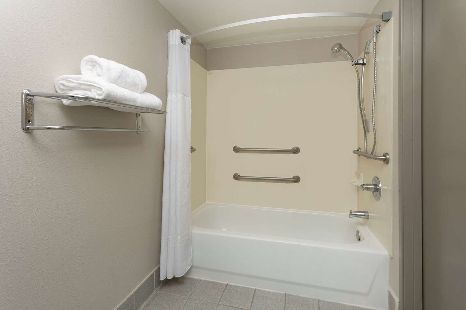 Days Inn & Suites by Wyndham Denver International Airport 36/37