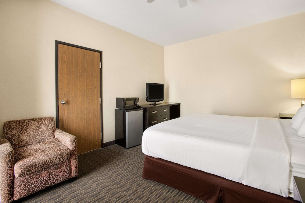 Days Inn by Wyndham Mackinaw City/Bridgeview Area 24/61