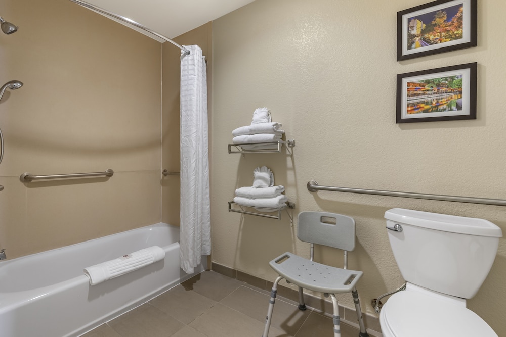 Comfort Suites Medical Center Near Six Flags 16/44