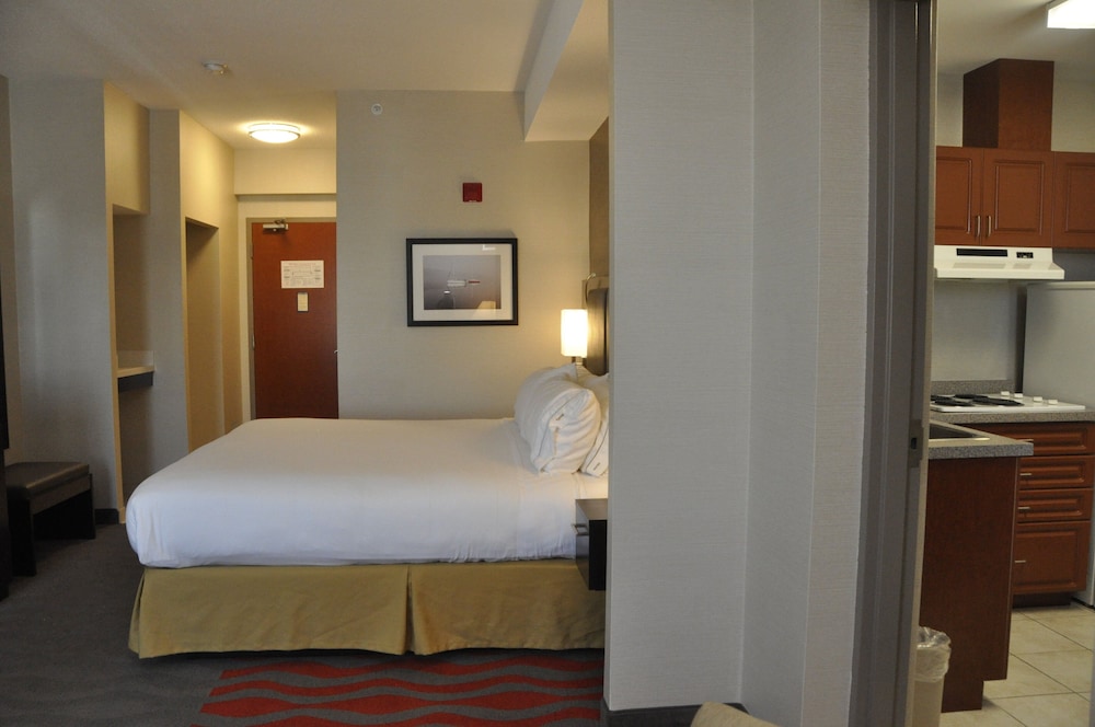 Holiday Inn Express Barrie 17/75