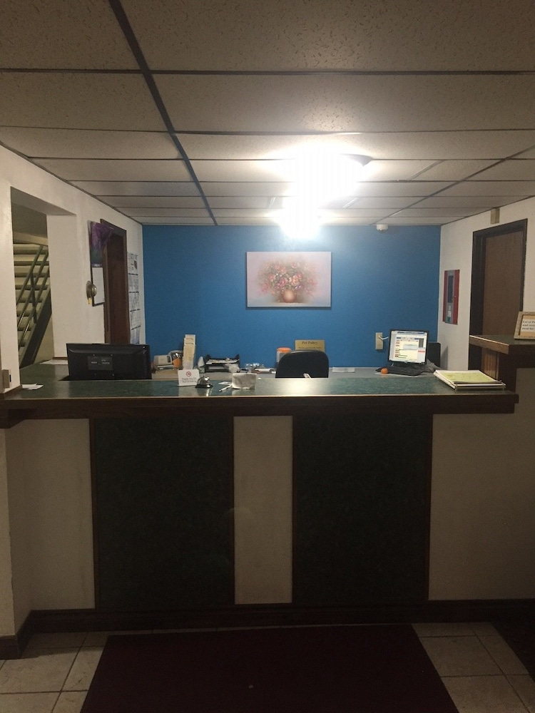 Sunset Inn & Suites - Lincoln Airport 3/15