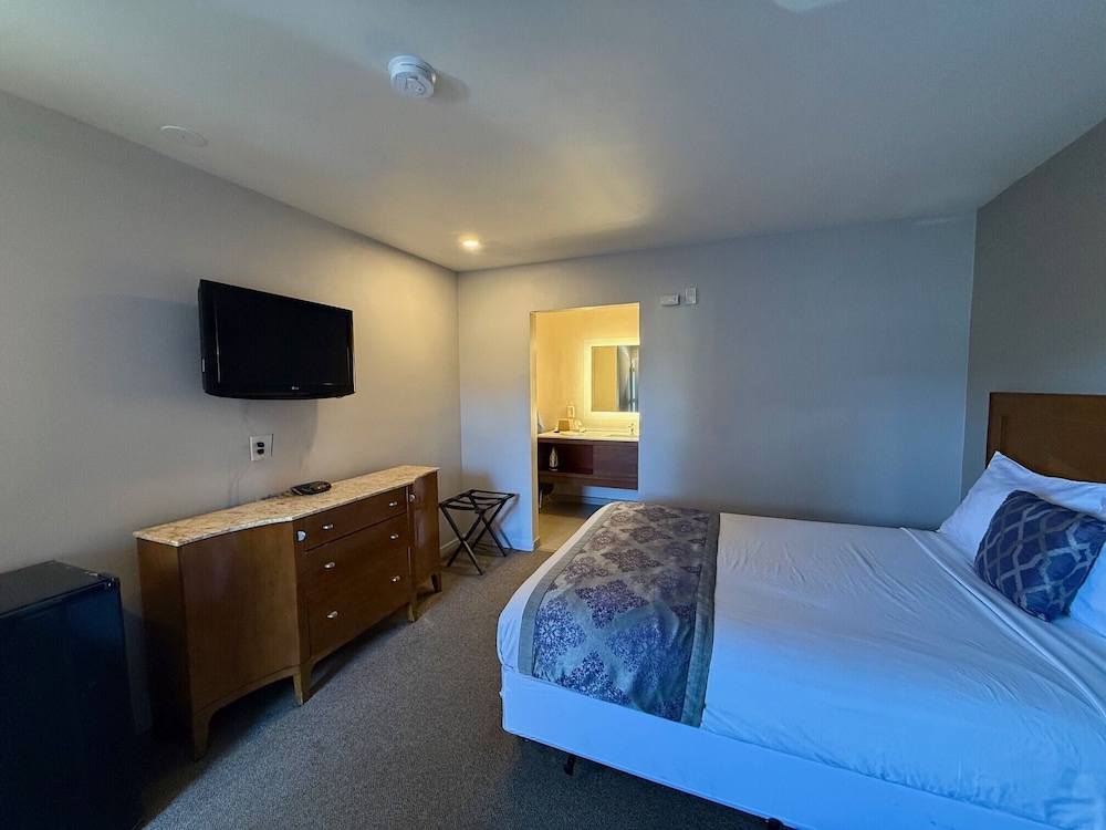 STANDARD, QUEEN BED, ACCESSIBLE