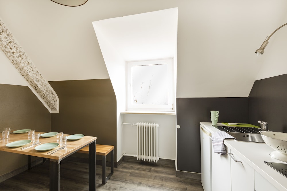 Five Reasons Hotel and Hostel 49/50