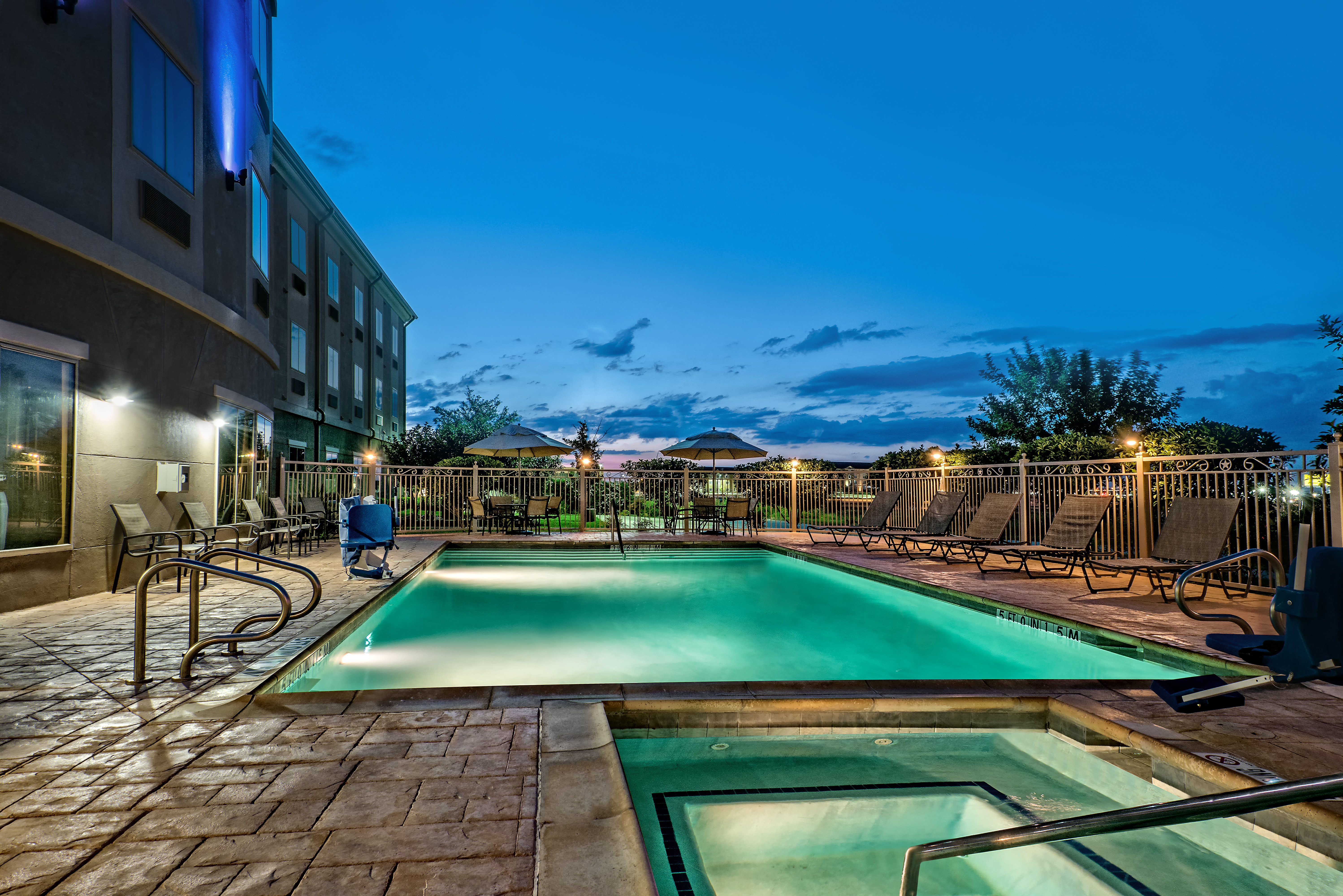 Holiday Inn Express Suites Cotulla 31/32