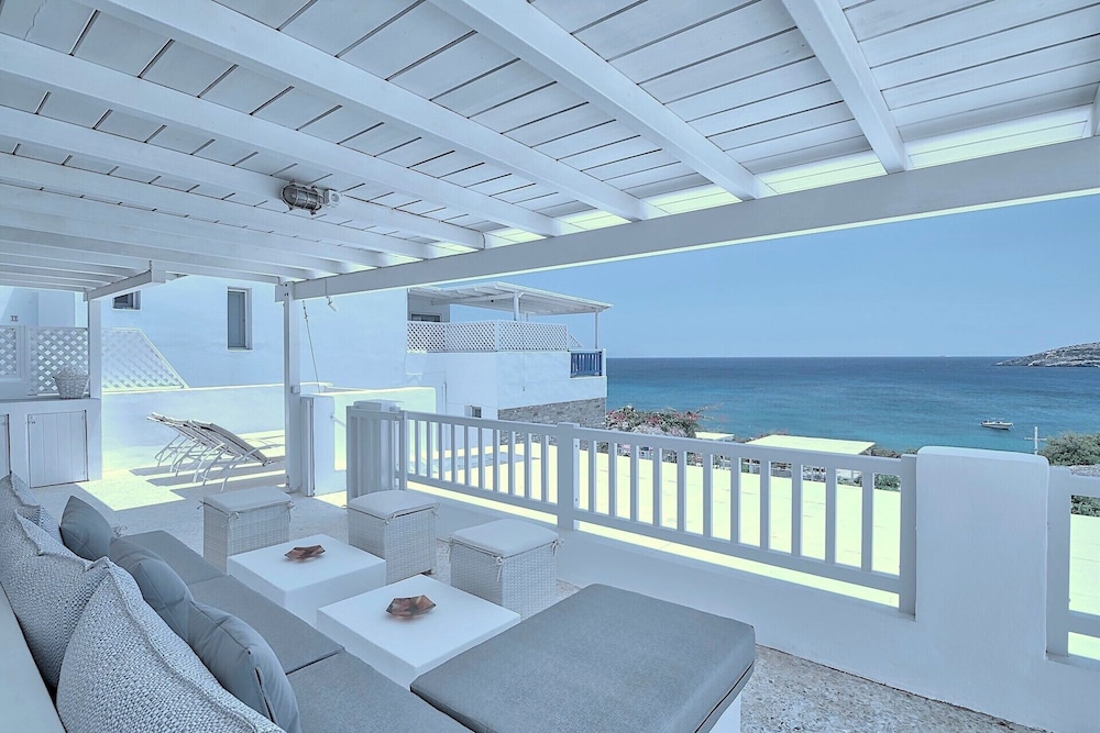 Dolphin Antiparos Villas and Suites 25/50