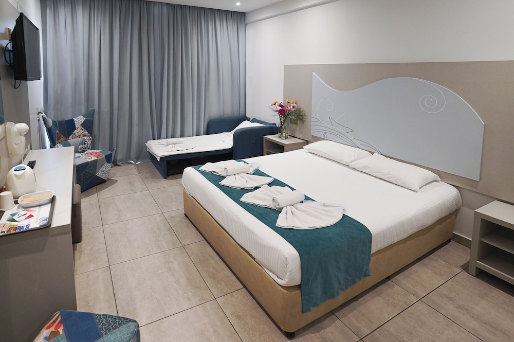 Superior, Twin Beds, Nicholas Color Hotel 3/4