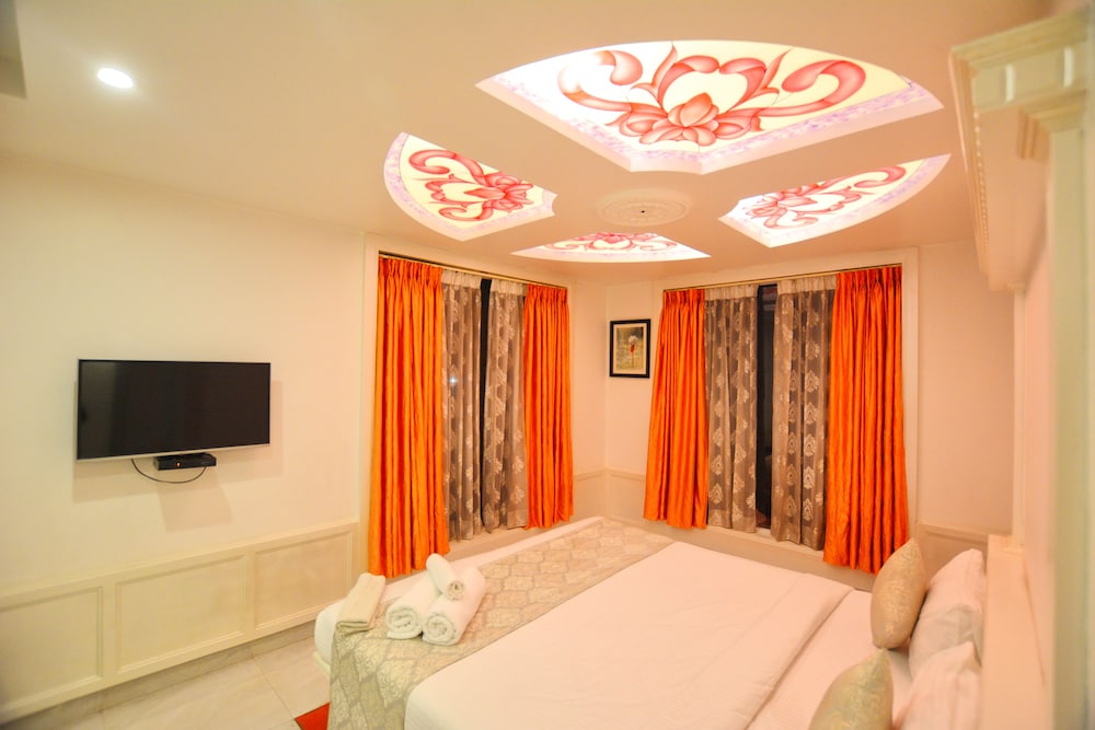 OYO Premium Mysore MG Road 15/25