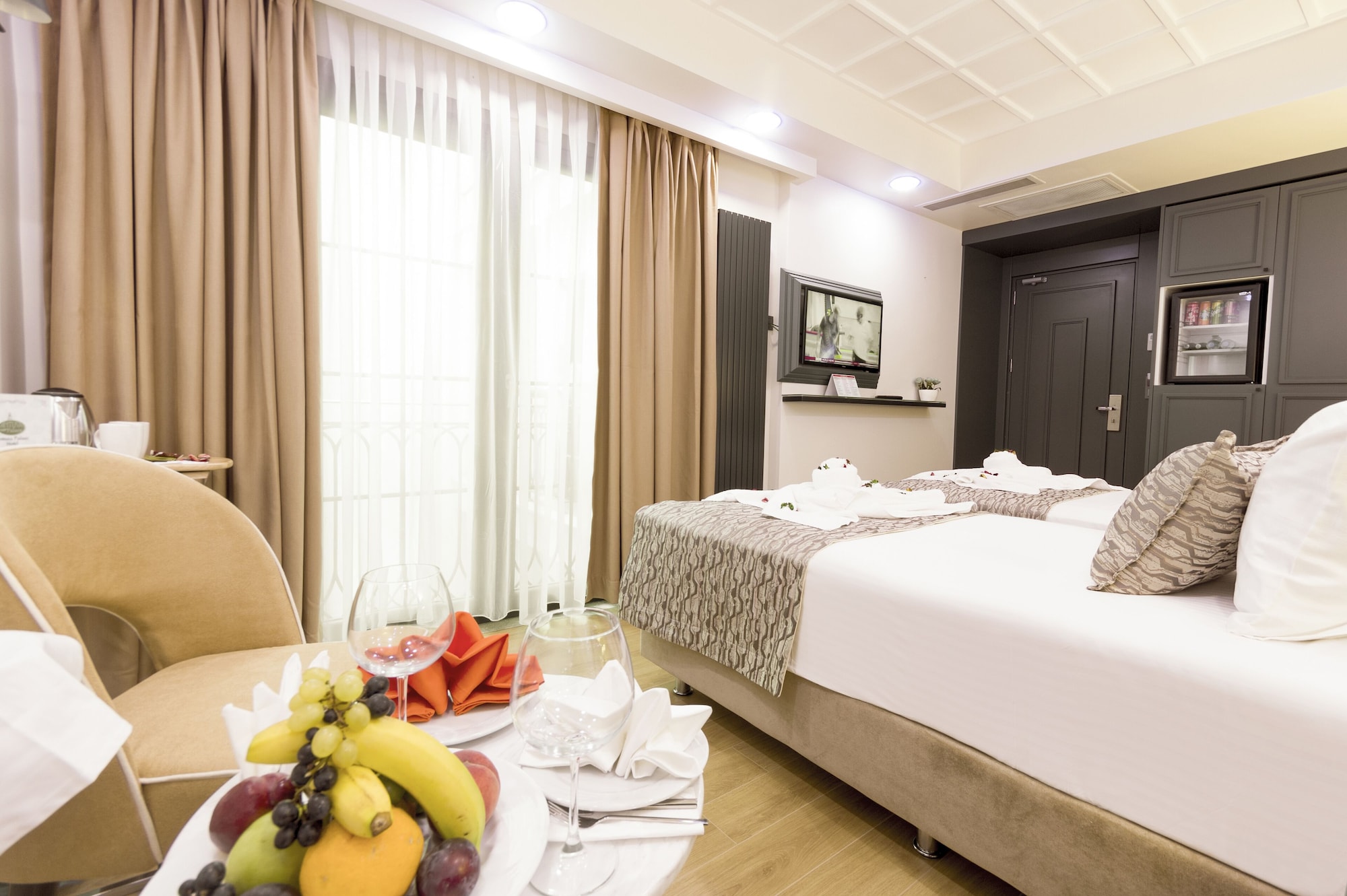 DELUXE, DOUBLE OR TWIN BED, CORNER