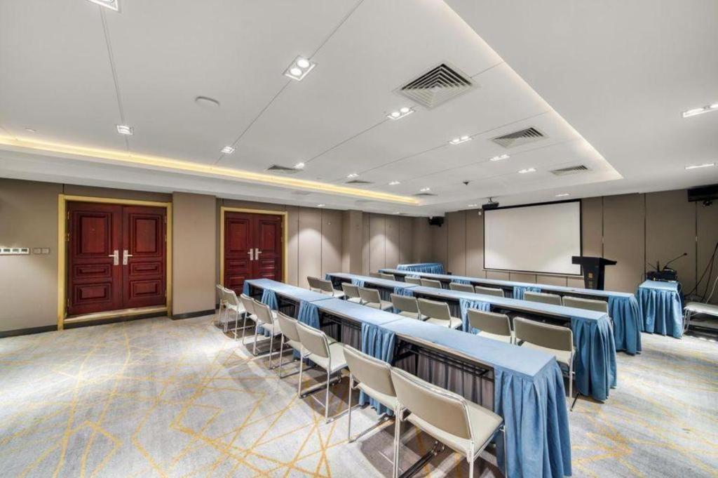 Echarm Hotel (Jingjiang Zhongzhou Road, Fanggu Street) 37/42