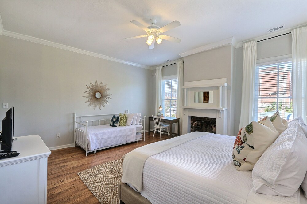 Gallery Stays - Parkside Manor 12/52