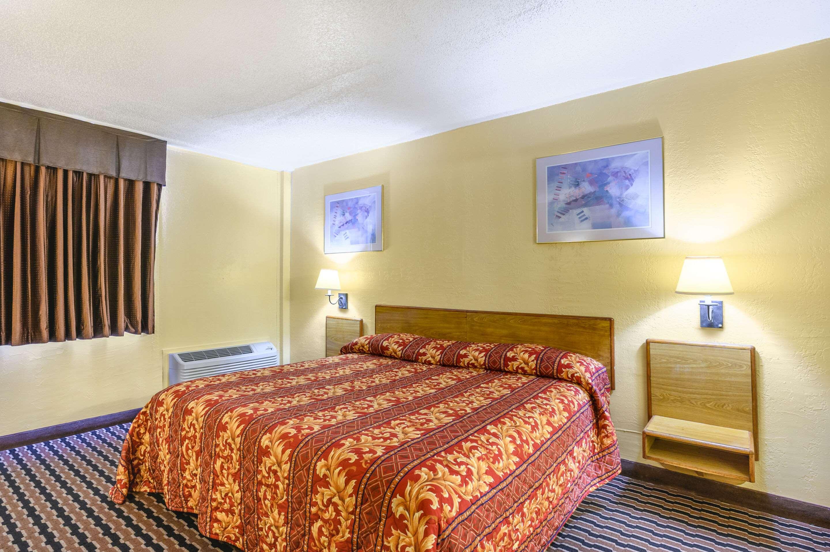Efficiency, Suite, King Bed