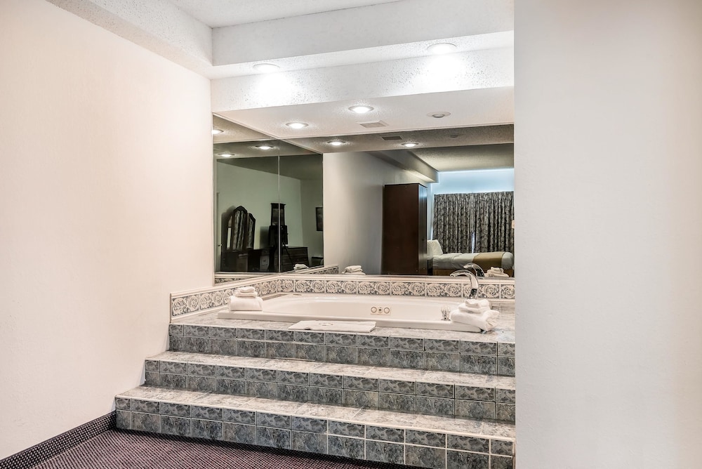 Quality Inn & Suites Albany Airport 12/36