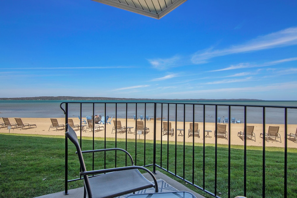 Pointes North Beachfront Hotel 67/72